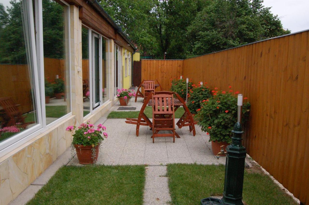 Control Motel Jaszbereny Exterior photo